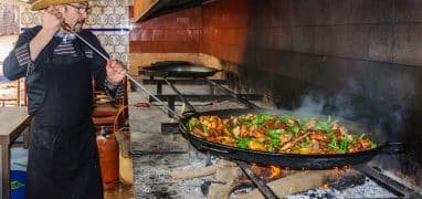 Paella - příprava paelly na ohni