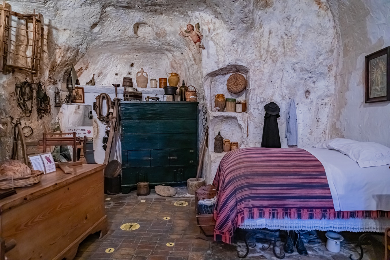Matera - Ukázka interiéru jednoho z jeskynních domů