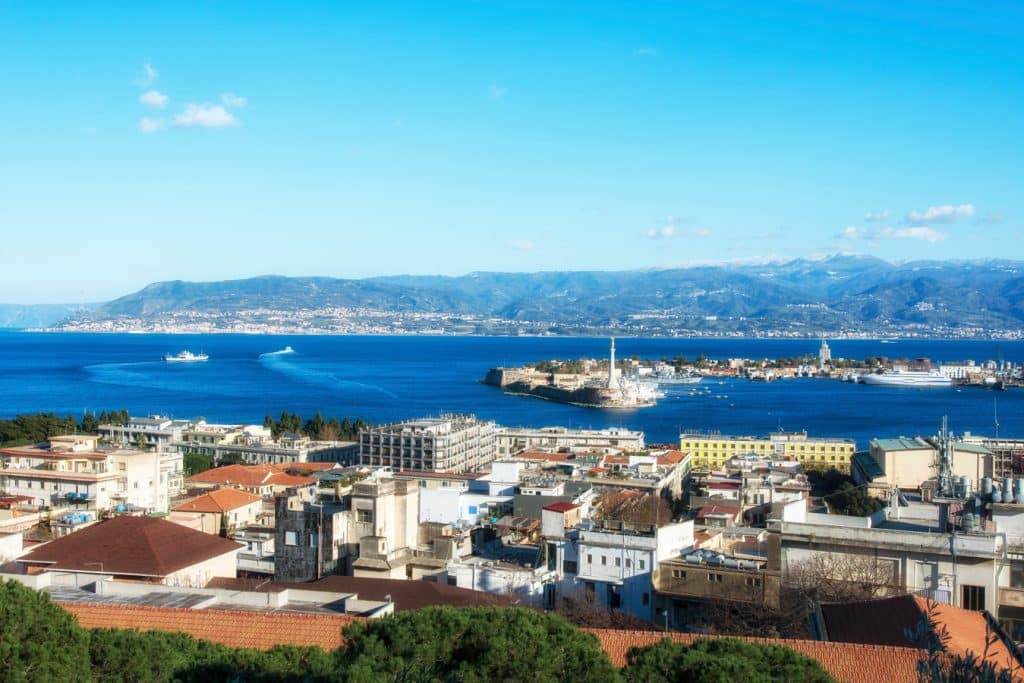 Skylla a Charybda - Pohled na Messinský průliv a kalábrijské pobřeží ze sicilského města Messina