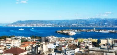 Skylla a Charybda - Pohled na Messinský průliv a kalábrijské pobřeží ze sicilského města Messina