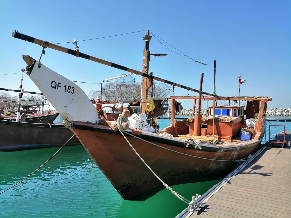 Fudžajra - Ikonické lodě dhau brázdí vody Perského zálivu dodnes, prestože se tradiční postupy při jejich stavbě modernizují. Dnes se uplatňují i při rybolovu na volném moři