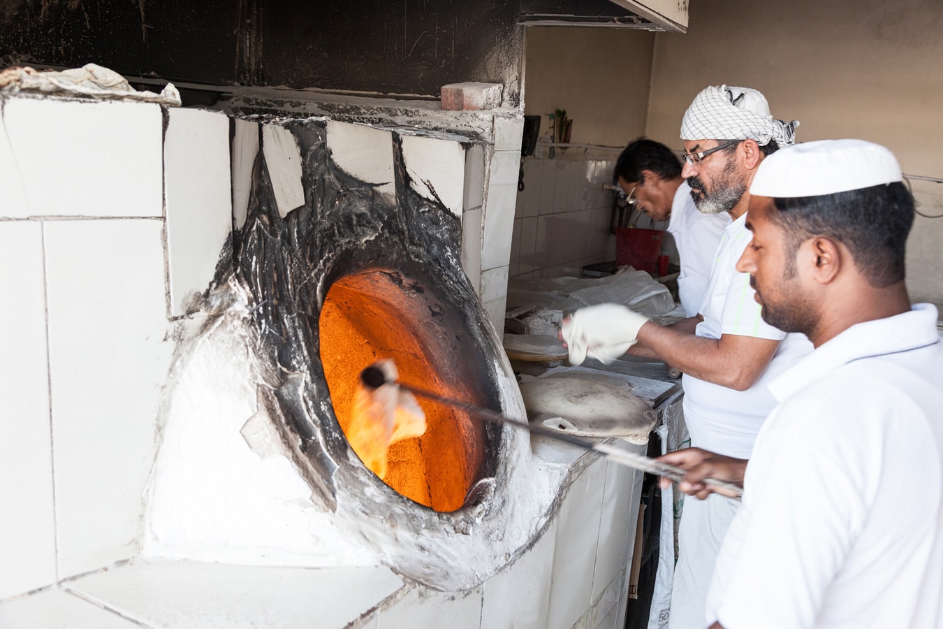 Fudžajra - pečení chleba v tradiční peci