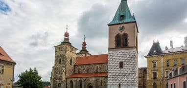 Kouřim - kostel sv. Štěpána se samostatně stojící zvonicí