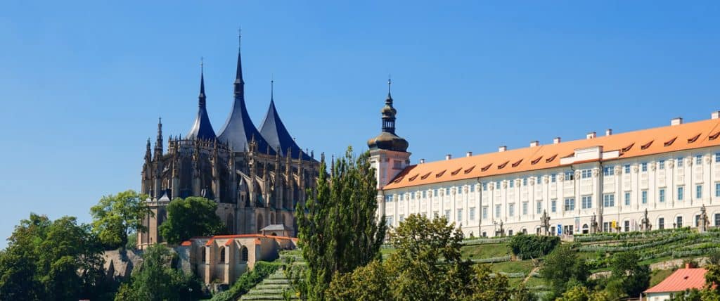 Kutná hora - pohled na chrám sv. Barbory a jezuitskou kolej, dnes GASK