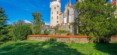 Zámek Žleby - Jižní průčelí zámku s Velkou věží