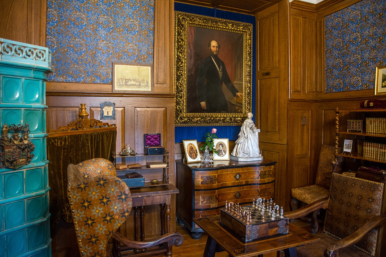 Zámek Žleby - ánský salon s jedním z mnoha portrétů knížete Vincence Karla