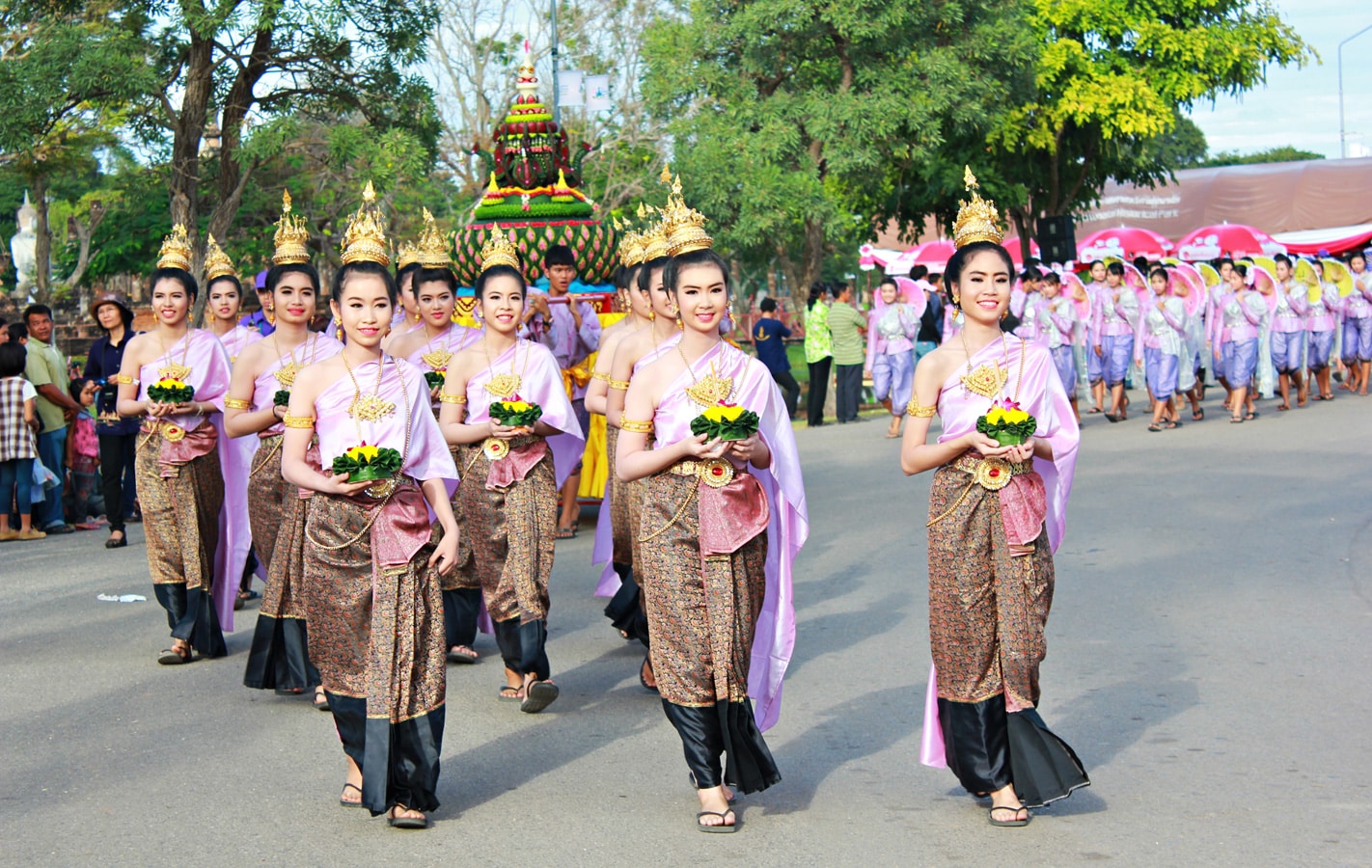 Slavnostní průvod při oslavách svátku Loi Krathong v sukhothajském historickém parku.