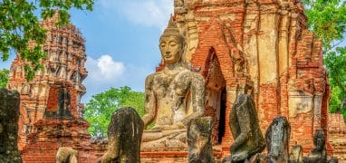 Ayutthaya - socha Buddhy a pozůstatků chrámu Mahathat z roku 1384