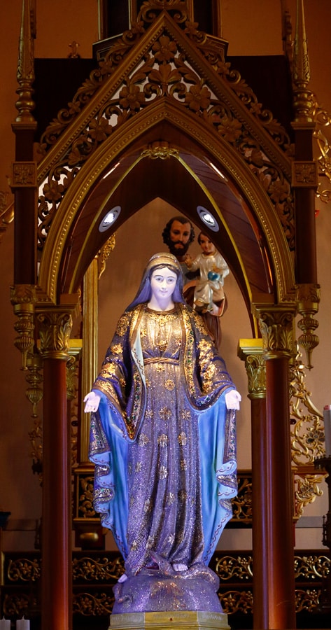 Chanthaburi - Soška Panny Marie zdobená množstvím drahokamů