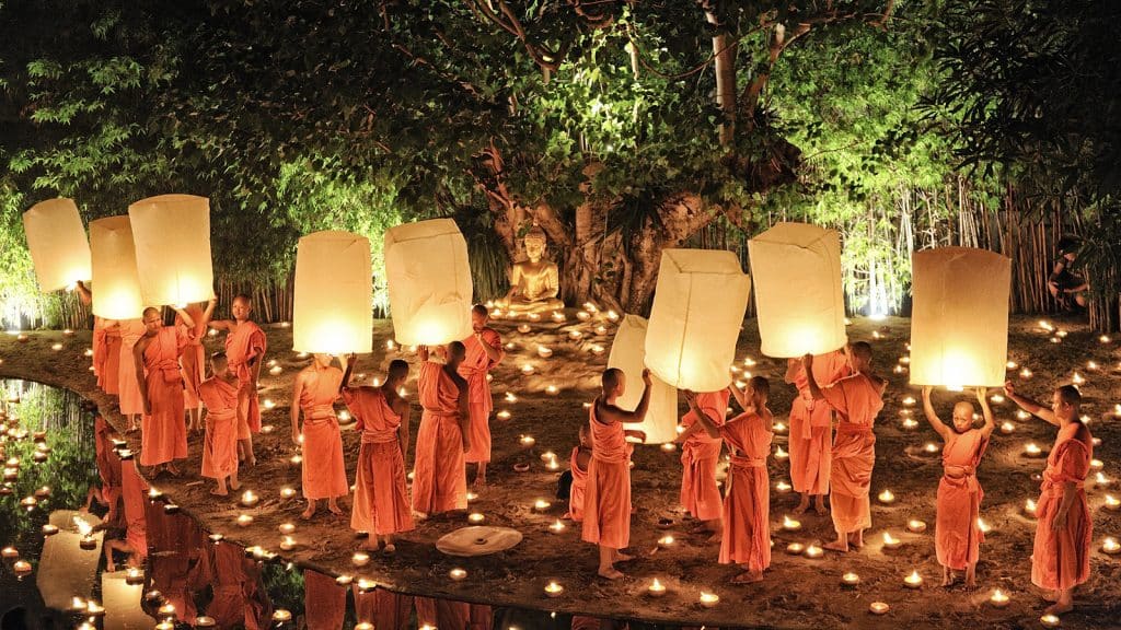Chiang Mai - budhističtí mniši slaví svátek Loi Krathong vypouštěním lampionů