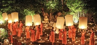 Chiang Mai - budhističtí mniši slaví svátek Loi Krathong vypouštěním lampionů