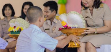 Thajská škola - Studenti předávají dárky svým učitelům při oslavách thajského „dne učitelů“