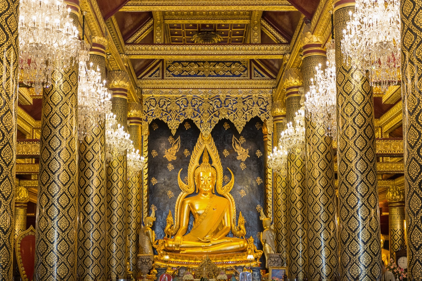 sochy Buddhů - Phra Chinnarat v chrámu Mahathat v Phitsanuloku