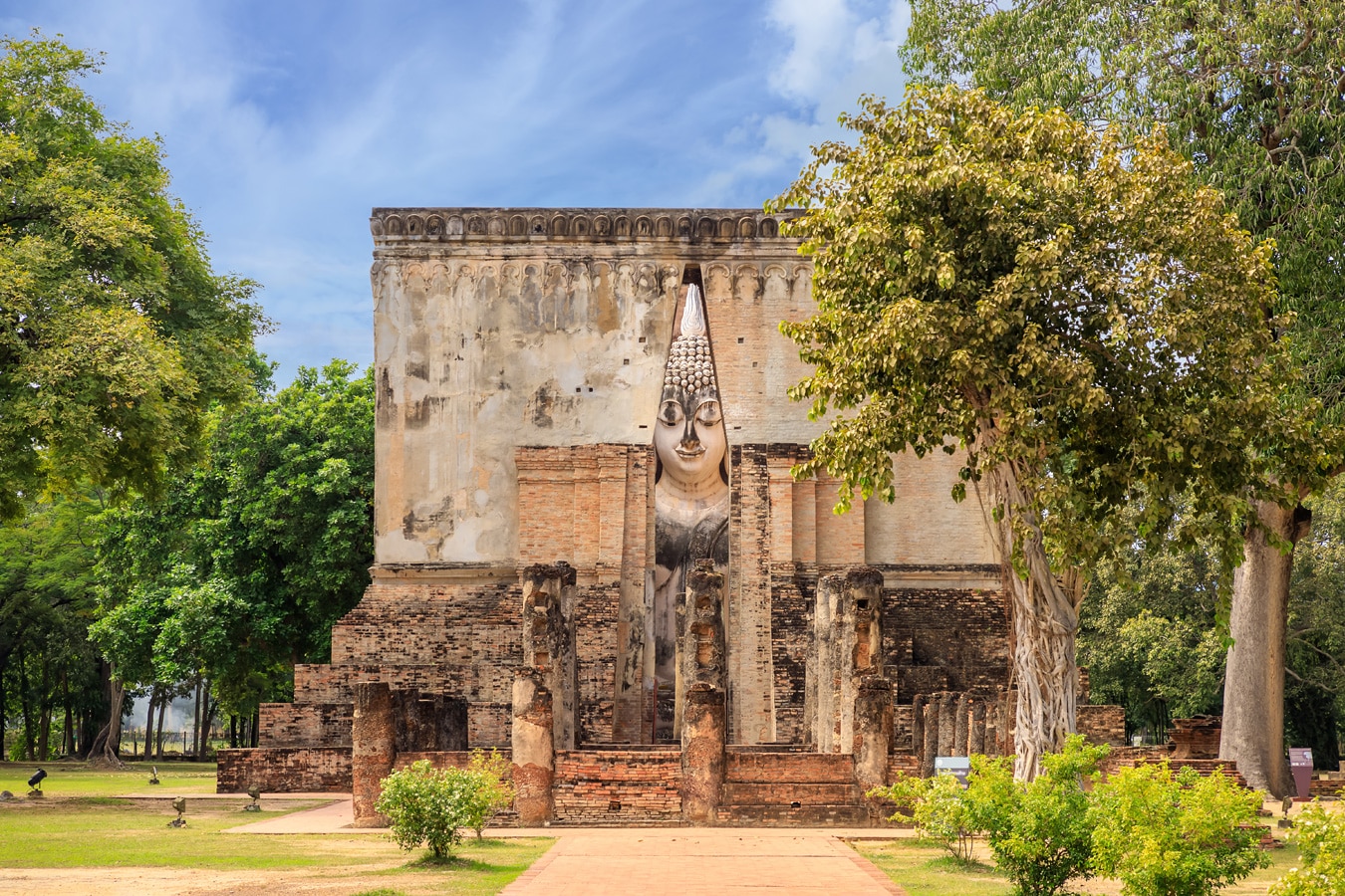 sochy Buddhů - hra Achana ve svatyni Si Chum v sukhothajském historickém parku