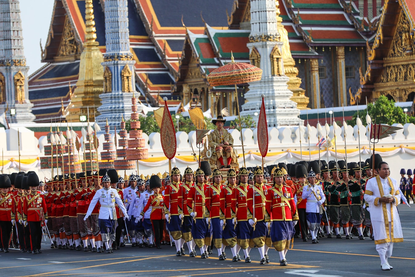 Thajský král - Král Rama X. nesený v korunovačním průvodu