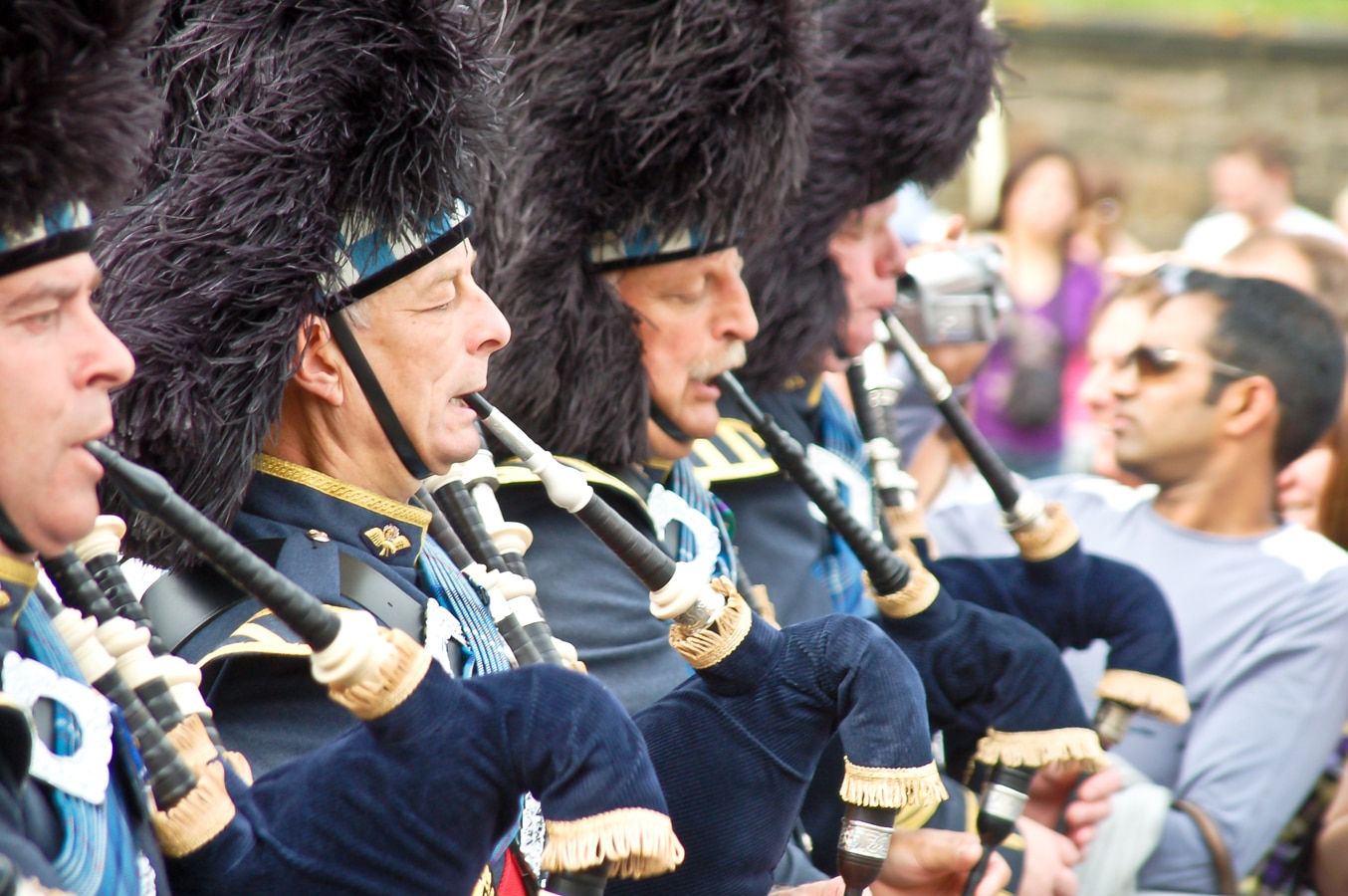 Edinburg - Skupina skotských dudáků při slavnostním průvodu účastníků Edinburského mezinárodního festivalu