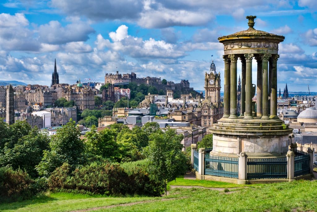 Edinburg - Pohled na Edinburgh z Calton Hillu