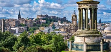 Edinburg - Pohled na Edinburgh z Calton Hillu