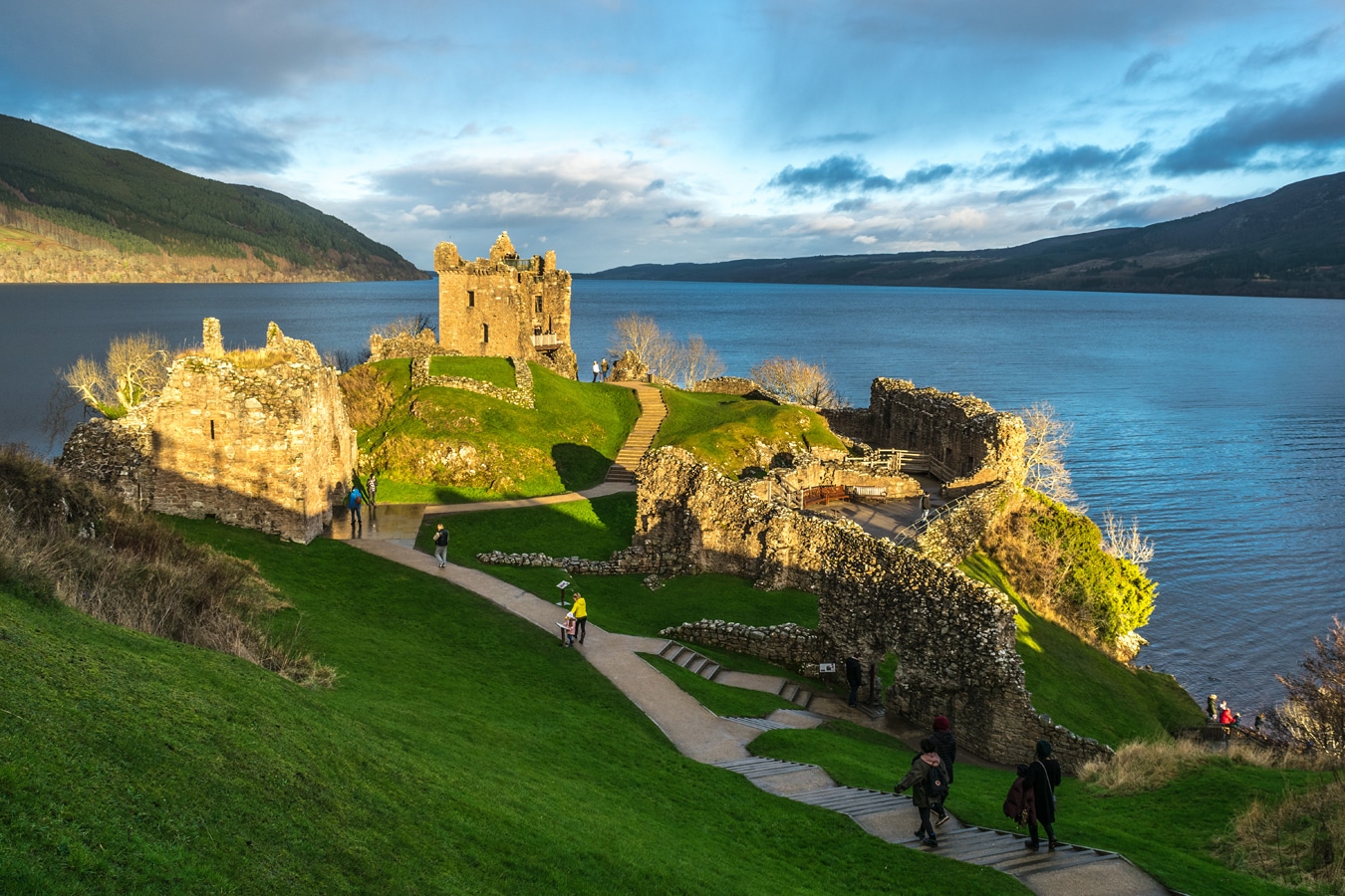 Great Glen - Zřícenina hradu Urquhart na břehu jezera Loch Nes