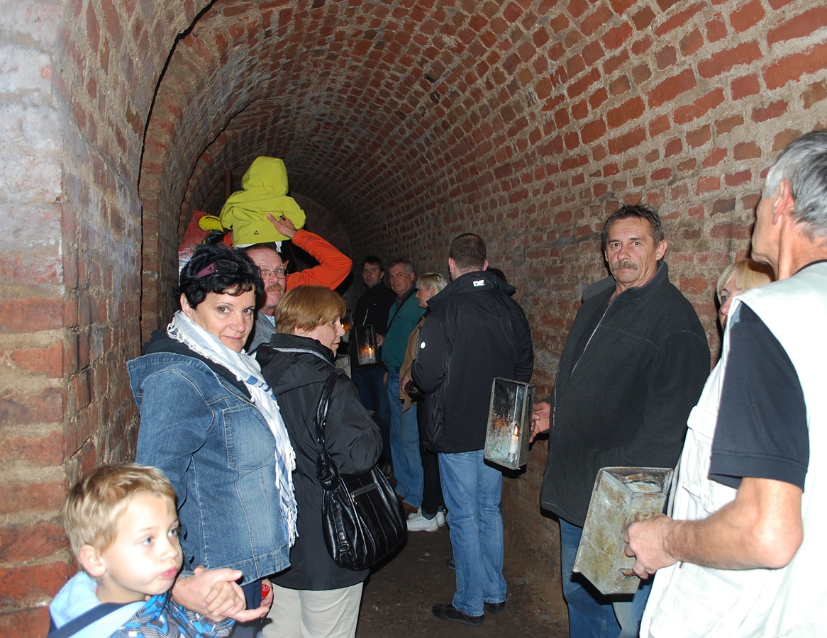 Pevnost Josefov - Návštěvníci pevnostního podzemí si při prohlídce svítí na cestu svíčkami