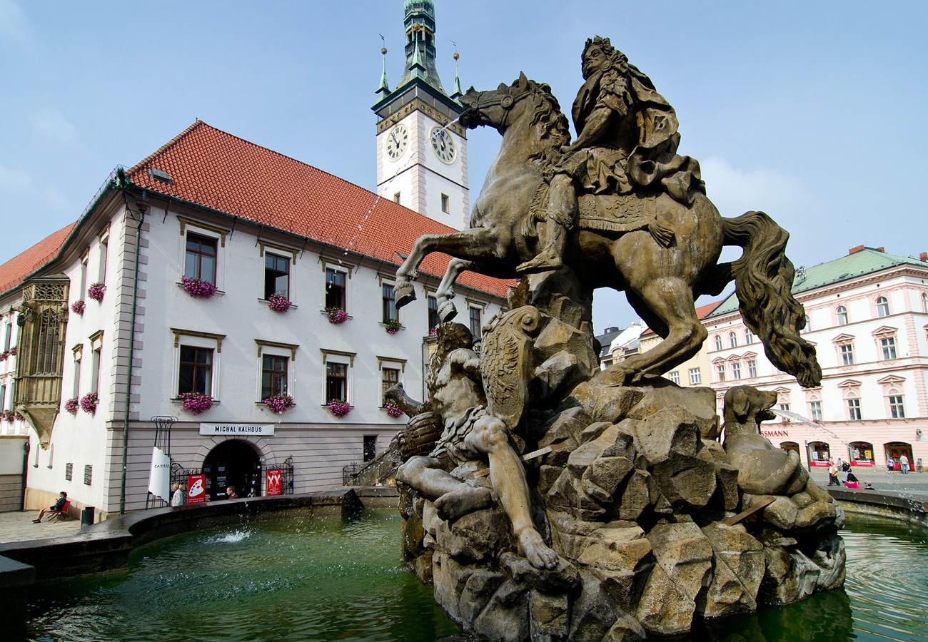 Olomoucké kašny - Caesarova kašna na Horním náměstí naproti radnici