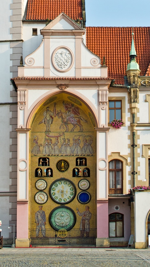 Olomoucké kašny - Olomoucký orloj dostal po druhé světové válce socialisticky realistickou podobu od Karla Svolinského