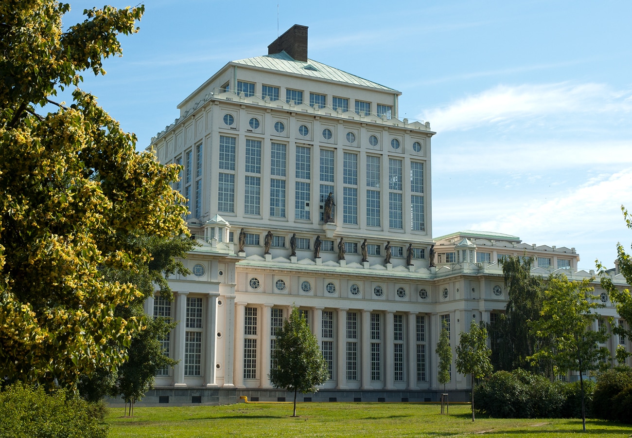 Podolská vodárna - průčelí neoklasicistní budovy zdobené alegorickými sochami Vltavy a jejích přítoků