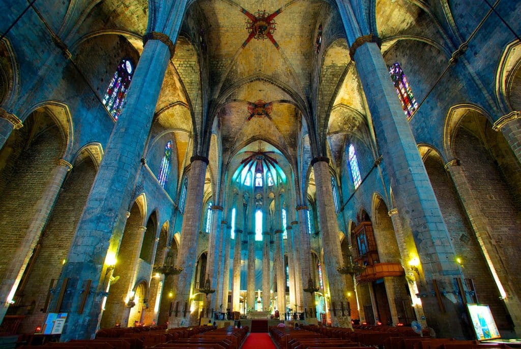 Kostel Santa Maria del Mar v Barceloně - pohled do interiéru