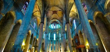 Kostel Santa Maria del Mar v Barceloně - pohled do interiéru