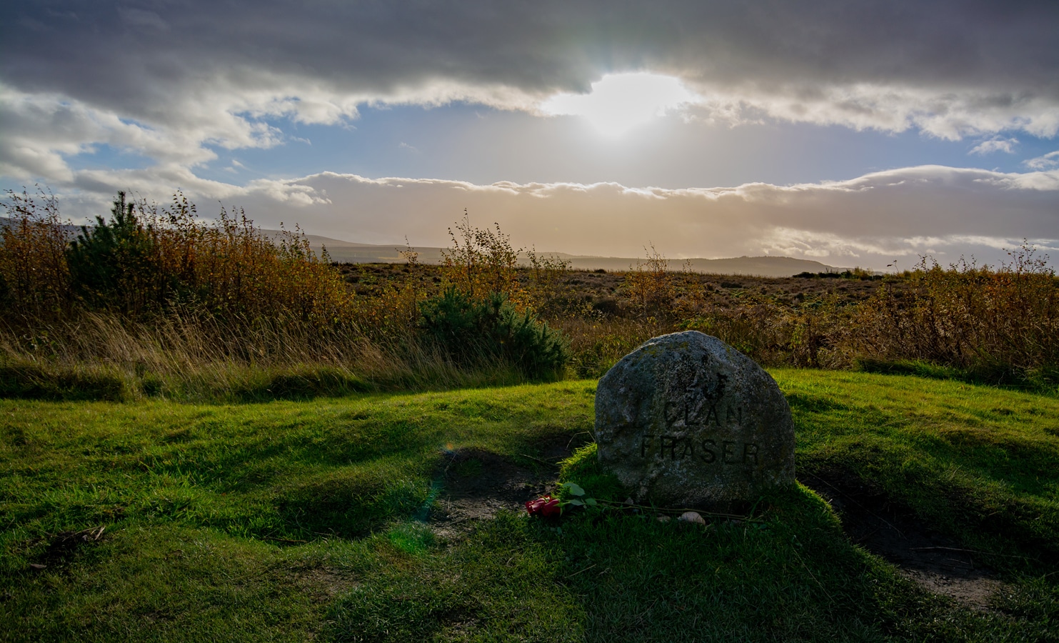 Bitva u Cullodenu - náhrobní kameny připomínající masové hroby padlých jakobitských vojáků