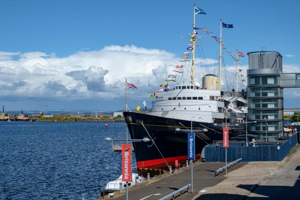 Jachta Britannia kotví v přístavu Leith na severu Edinburghu