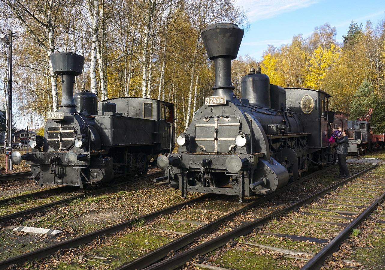 Železniční muzeum v Lužné u Rakovníka - lokomotivě vlevo se přezdívá Kafemlejnek, druhé pak Buštěhradka nebo také Třiáčko