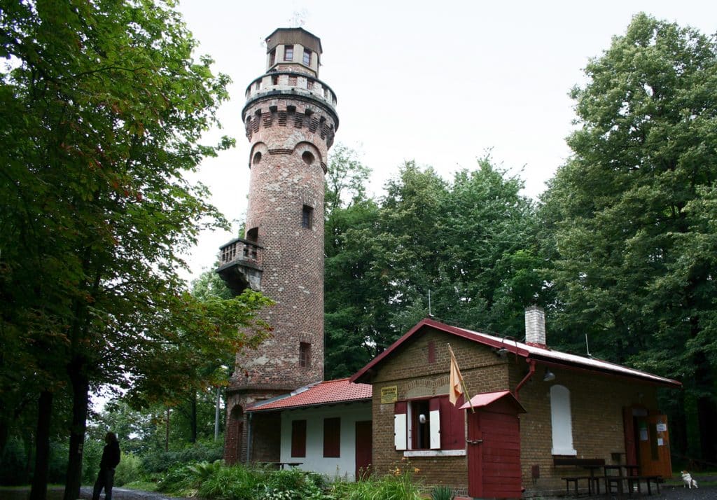 Rozhledny - Na Frýdlantském vrchu, tehdy zvaném Resselberg, stála dřevěná rozhledna již od roku 1890, současná cihlová věž byla zpřístupněna o 17 let později