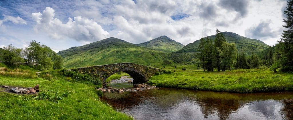 Skotský Vysočina - kamenný most Butter v národním parku Loch Lomond and The Trossachs