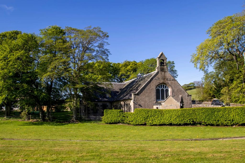 Skotský Vysočina - venkovský kostel skotské církve ve vesnici Helmsdale