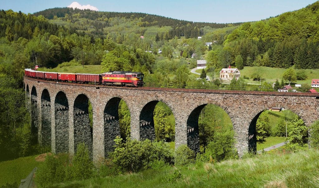 Technické památky Česka - železničníviadukt nad vesnicí Novina (součást Kryštofova Údolí) na trati z Liberce do České Lípy