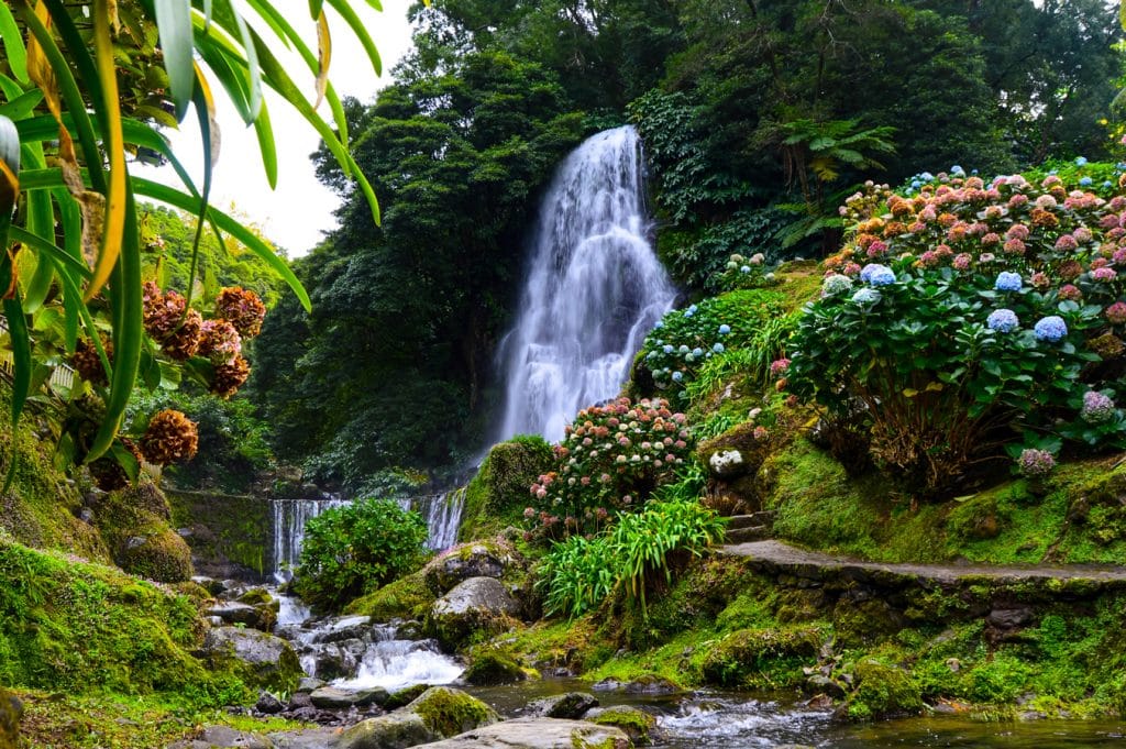 Azory - vodopád v přírodním parku Ribeira dos Caldeirões na ostrově São Miguel