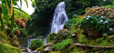 Azory - vodopád v přírodním parku Ribeira dos Caldeirões na ostrově São Miguel