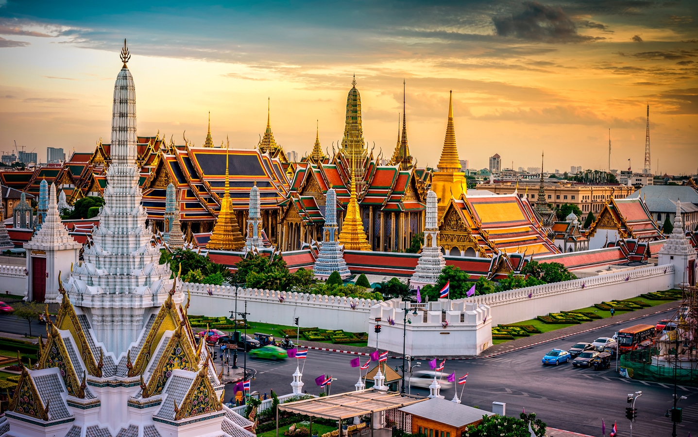 Bangkok - Celkový pohled na areál královského paláce s chrámem Phra Kaeo