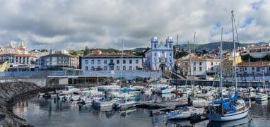 Terceira - Malý přístav v Angře, v pozadí kostel Misericórdia