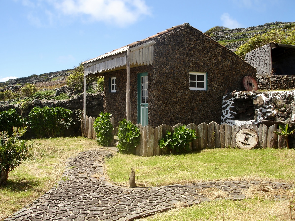 Ostrov Corvo - dům postavený v tradičním stylu