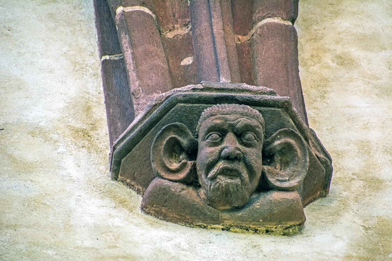 Sázavský klášter - figurální konzoly v podobě karikatur obličejů