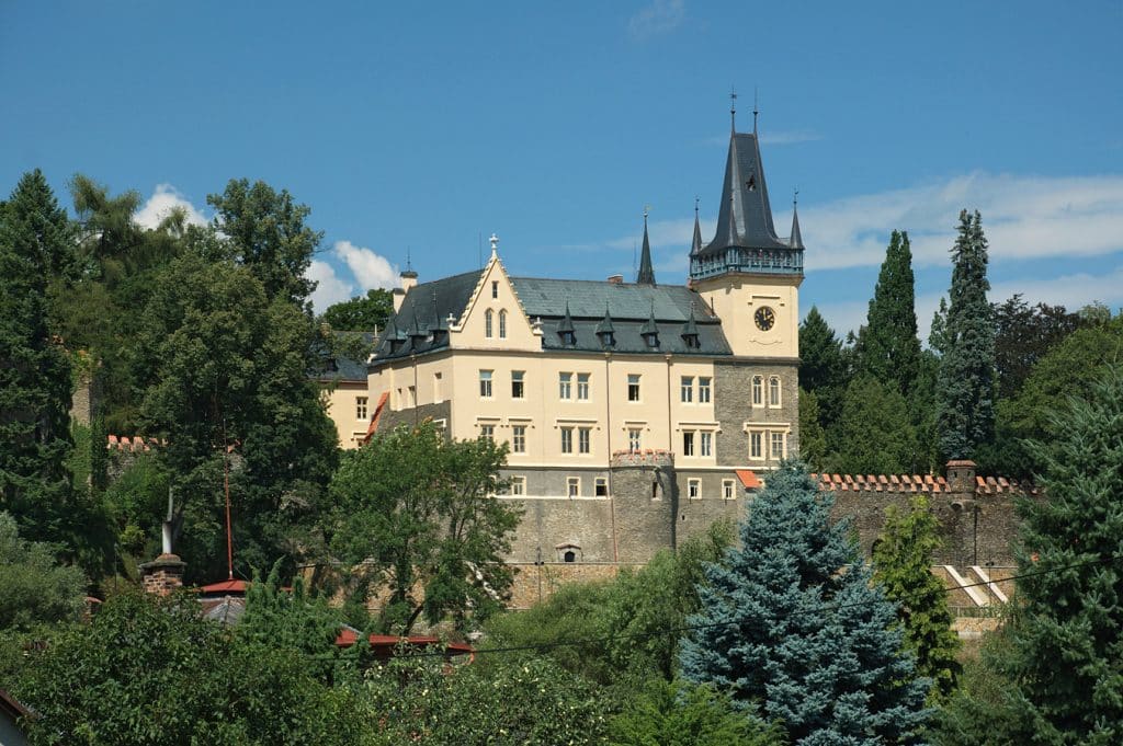 Zruč nad Sázavou - novogoticky přestavěný zámek
