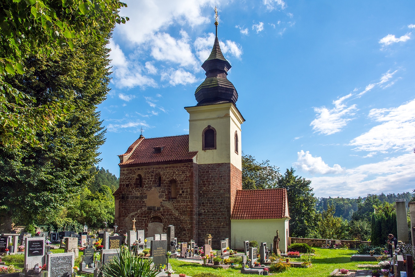 Stříbrná Skalice - románský kostel sv. Jakuba Většího se hřbitovem