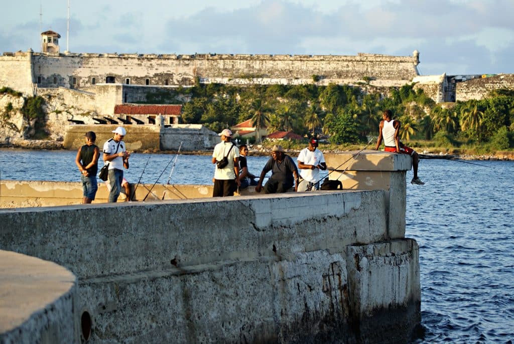 Kubánci - rybáři na nábřeží Malecón v Havaně