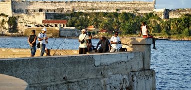 Kubánci - rybáři na nábřeží Malecón v Havaně