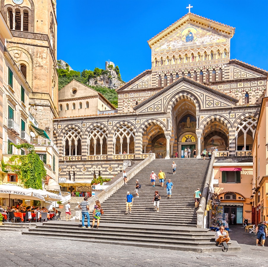 Amalfinské pobřeží - hlavní náměstí Piazza Duomo s katedrálou sv. Ondřeje