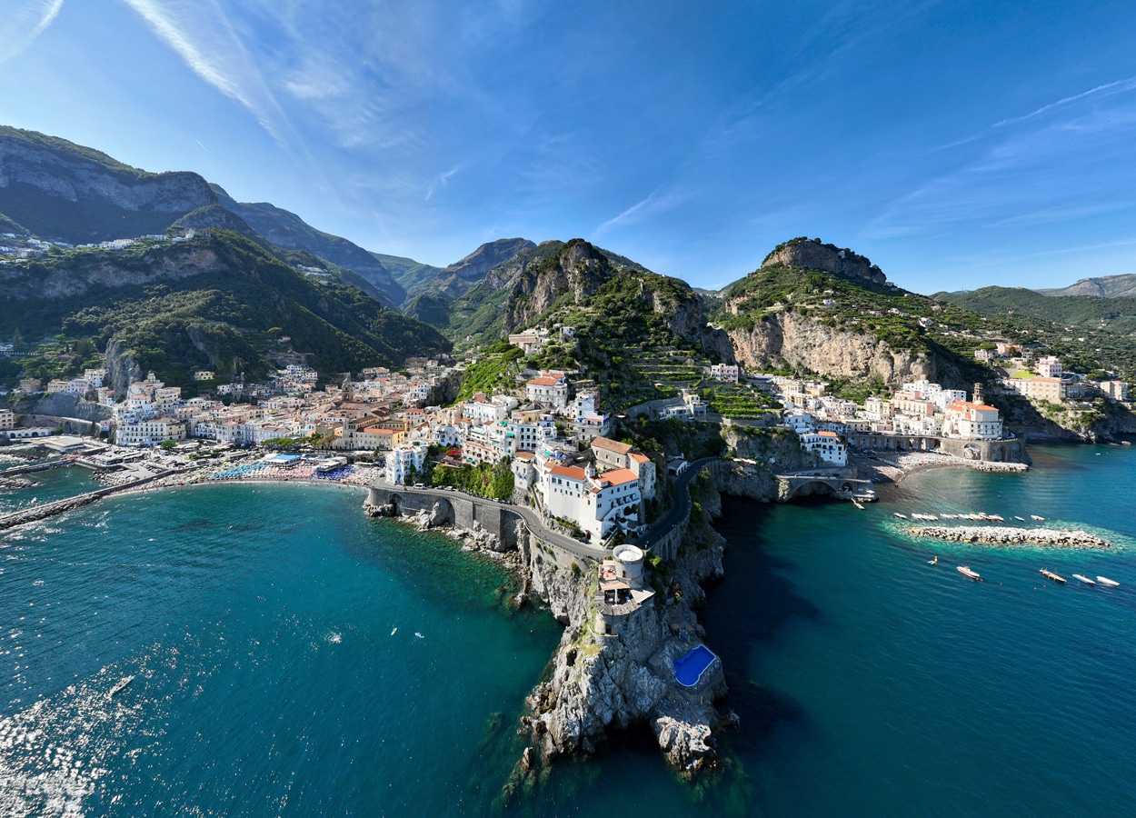 Amalfiata - celkový pohled na Amalfi (vlevo) a Atrani