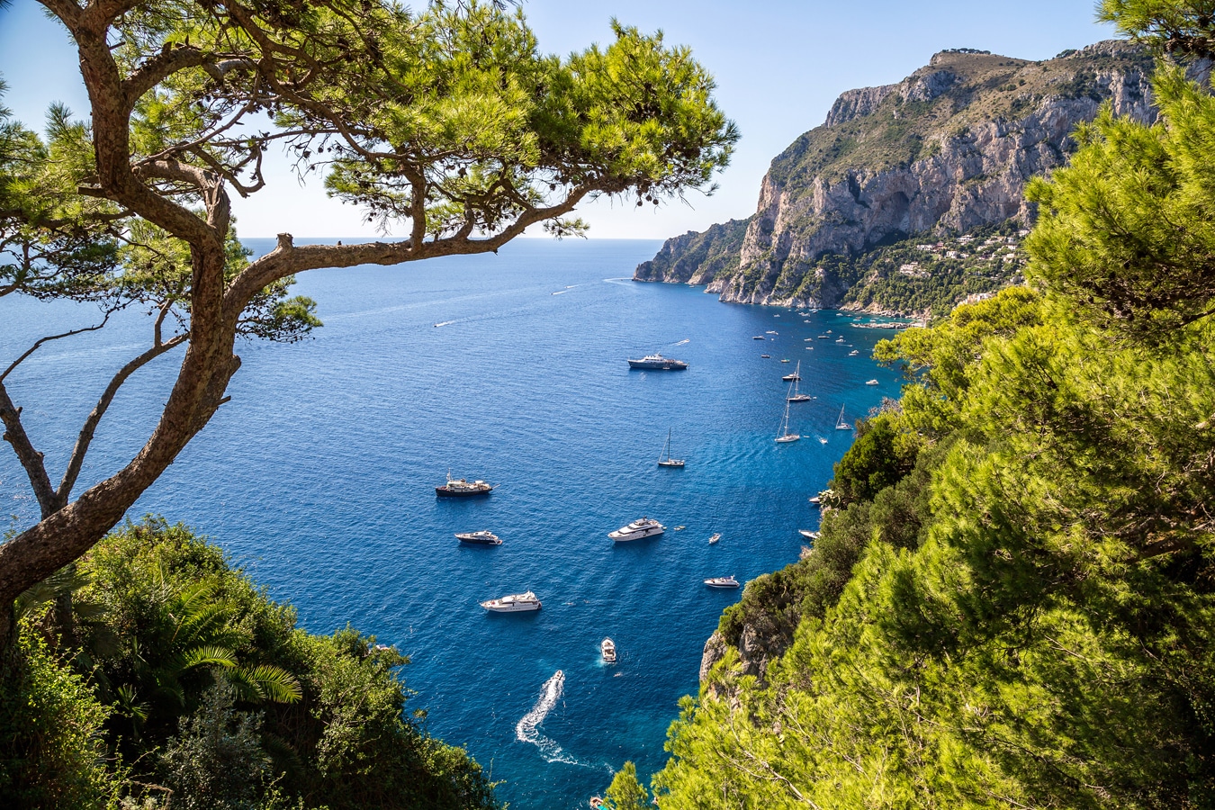 Neapolský záliv - zatoka s jachtami na ostrově Capri