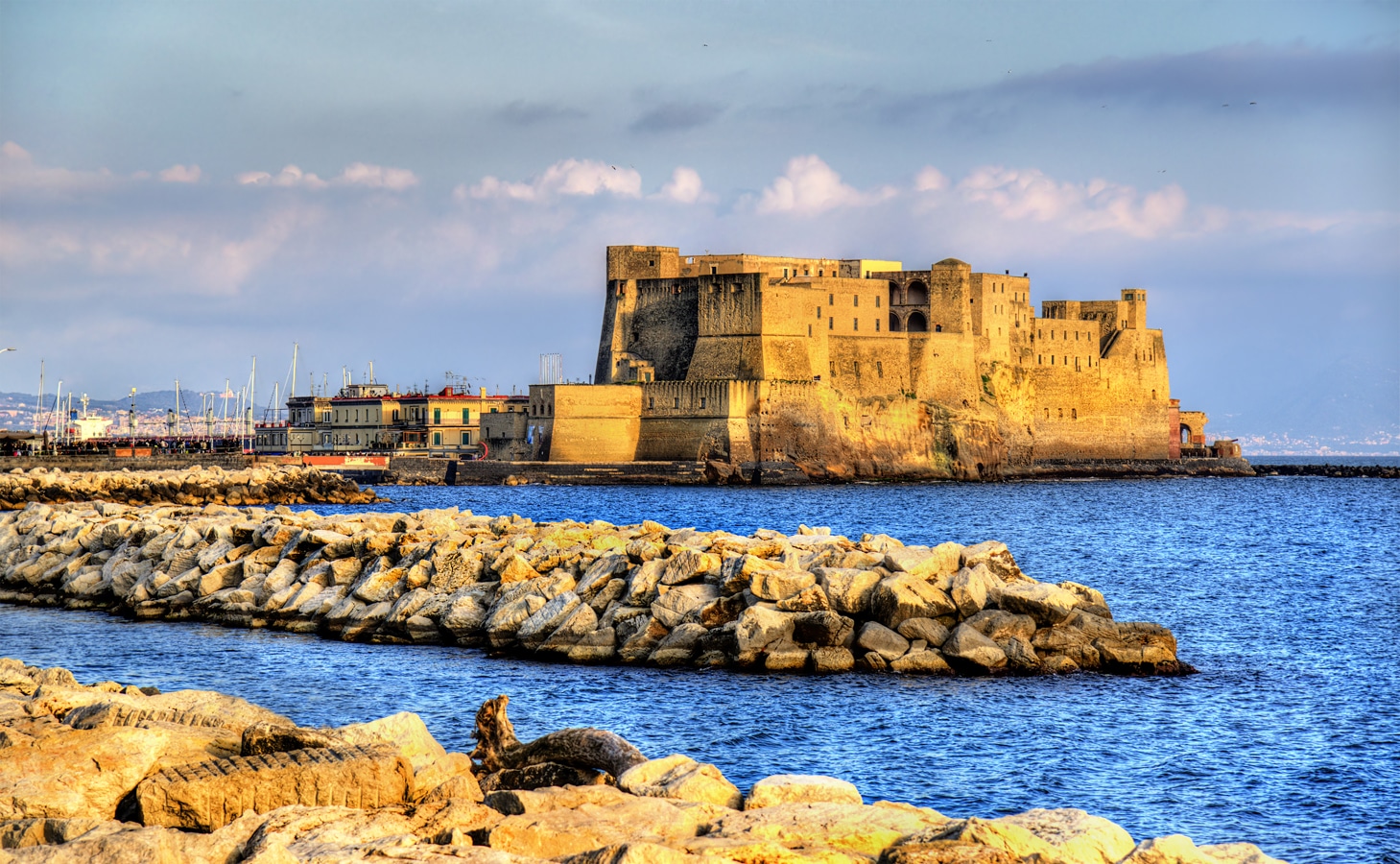 Neapolský záliv - normanský hrad Castel dell’Ovo z 12. století
